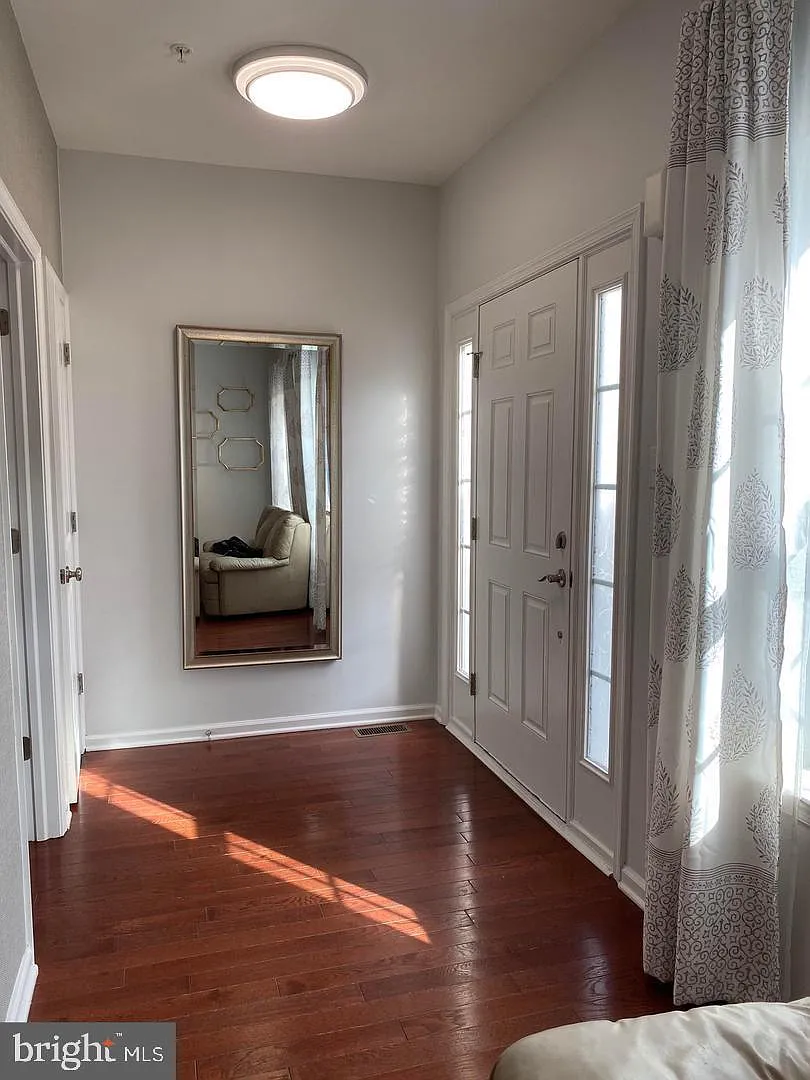 3 bed, 2.5 bath, 2100 sqft, $2,900 — Photo 2