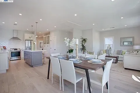 488 44th St — Photo 2