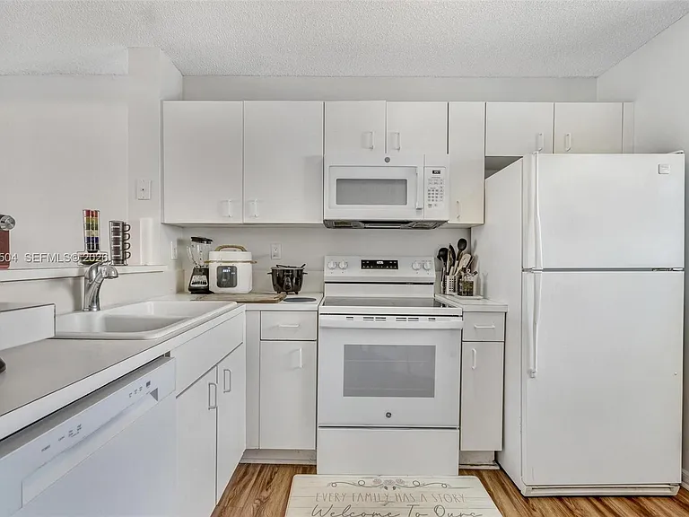 14207 SW 121st Pl — Photo 8