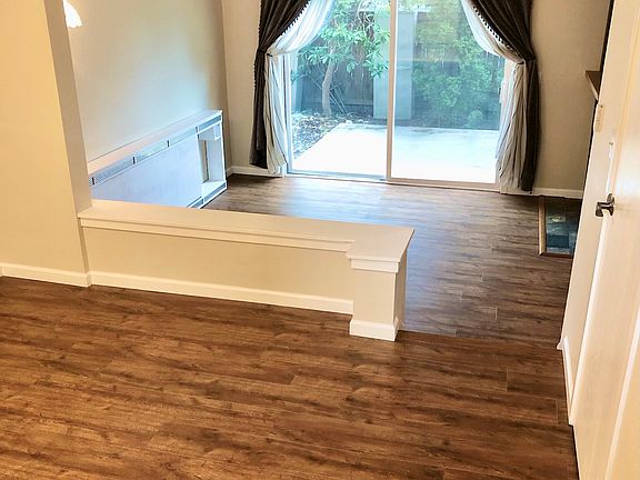 3rd image of 11401 Roosevelt Way NE APT 4