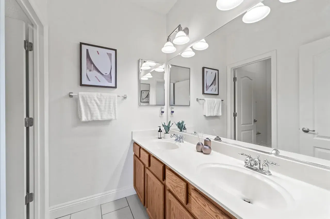 4 bed, $3,200 — Photo 3