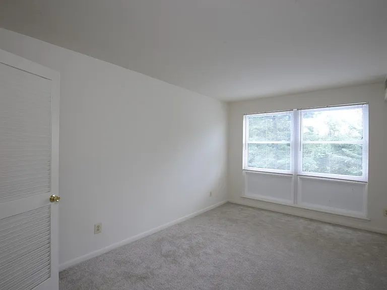 Charlesgate Apartments — Photo 11