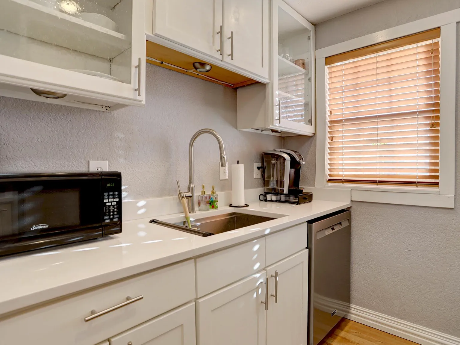 2 bed, 852 sqft, $2,000 — Photo 1