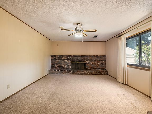 5th image of 3432 Yosemite Dr NE