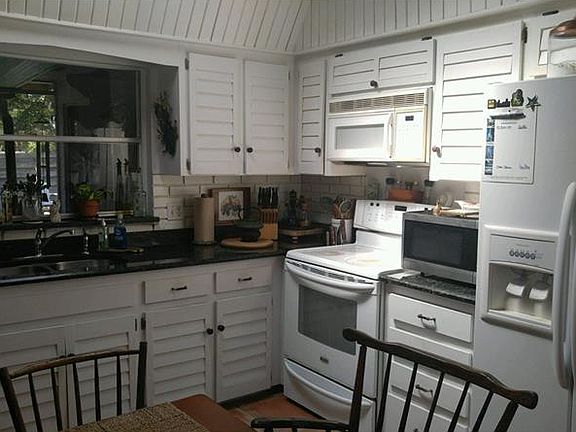 2nd image of 619 Green Briar Blvd