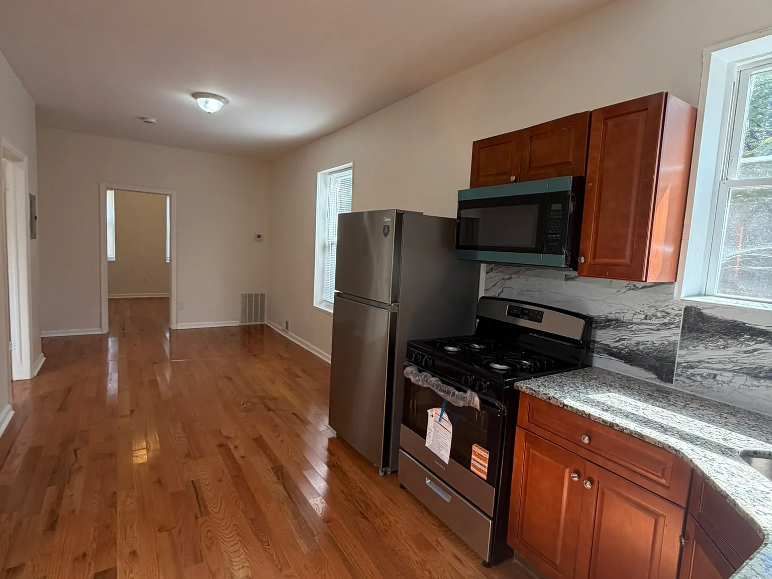 3 bed, 900 sqft, $2,100 — Photo 2