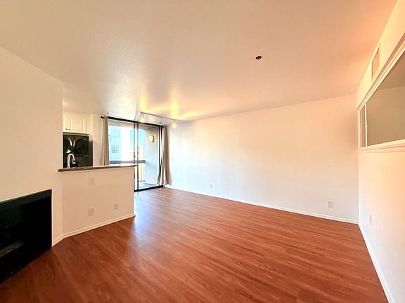 3rd image of 7320 Hawthorn Ave APT 115