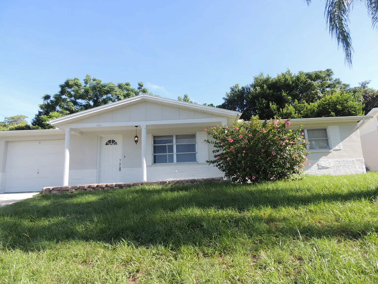 3 bed, 1.5 bath, 1004 sqft, $1,745 — Photo 4