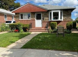 6915 169th St, Flushing, NY 11365