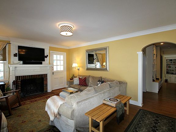 4th image of 212 N Oak St