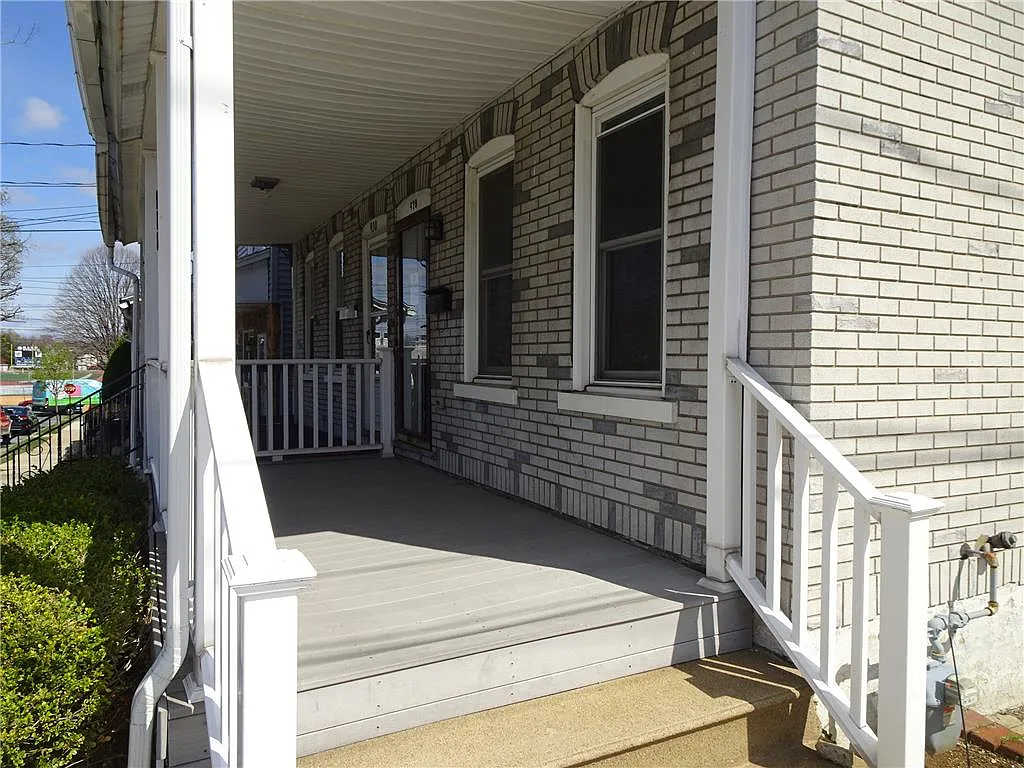 3 bed, 1.0 bath, 1488 sqft, $2,000 — Photo 2