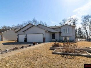 325 Woodridge Dr, Le Center, MN 56057