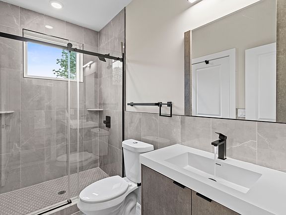 3rd image of 2625 Jefferson St #1B-1Ba