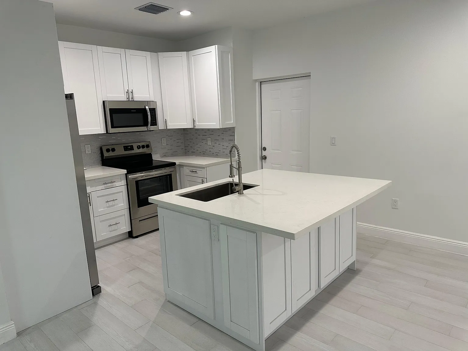 3 bed, 1600 sqft, $3,300 — Photo 3