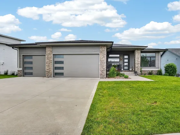 1007 Lynne Dr, Adel, IA 50003