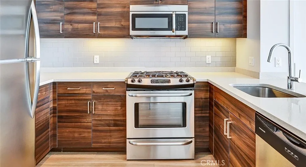 1 bed, 630 sqft, $5,389 — Photo 3