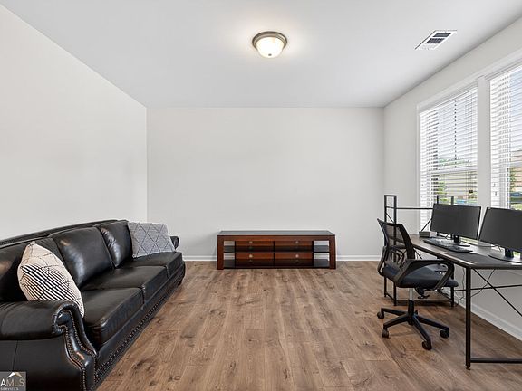 4th image of 678 Saffron Blvd