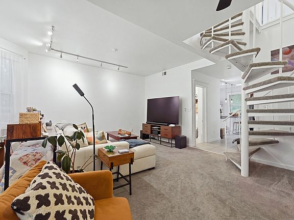 5th image of 2135 W Barry Ave