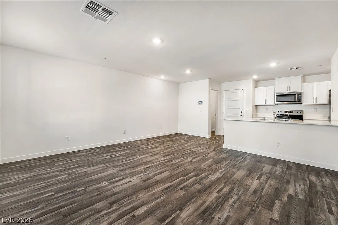3 bed, 2.5 bath, 1306 sqft, $1,800 — Photo 4