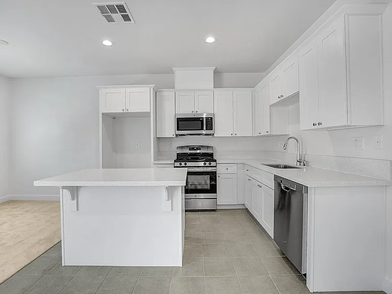 15395 Lotus Cir — Photo 7