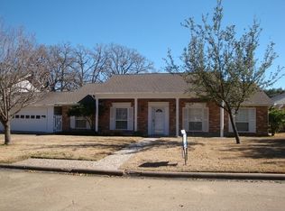 2504 Towering Oaks Dr, Bryan, TX 77802