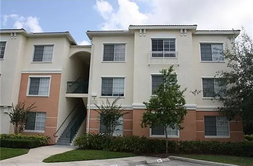 4208 Myrtlewood Cir E #4208 — Photo 1