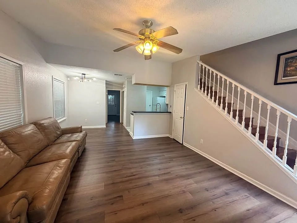 3 bed, 2.0 bath, 1188 sqft, $1,400 — Photo 2