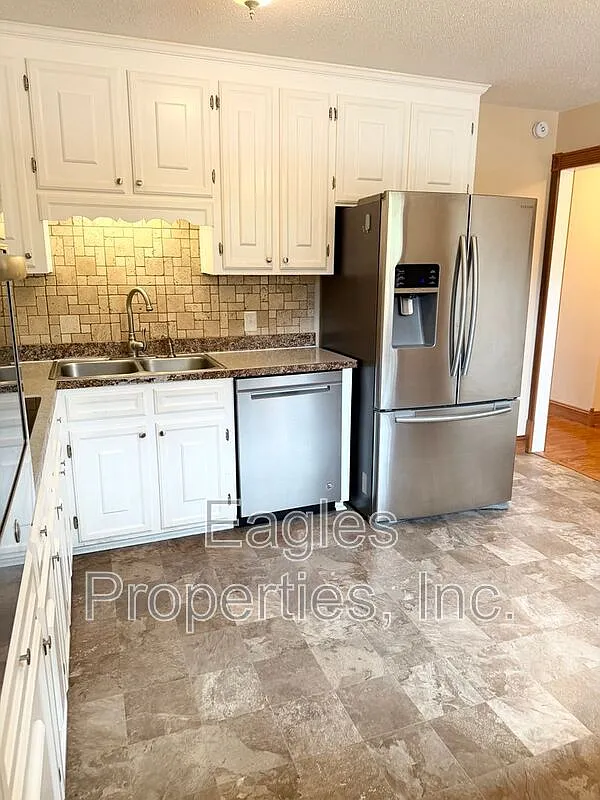 3 bed, 3.0 bath, 2177 sqft, $1,700 — Photo 3