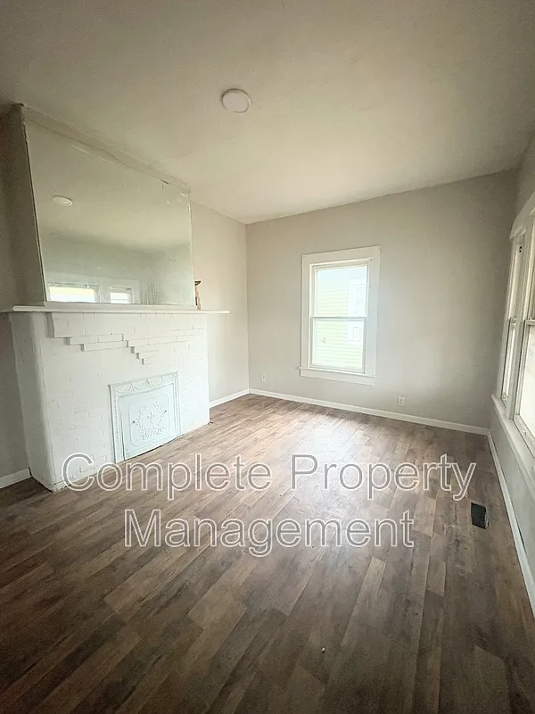3 bed, 1.0 bath, 1271 sqft, $1,300 — Photo 2