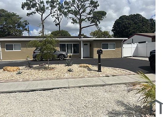 1st image of 1055 Iroquis Ave