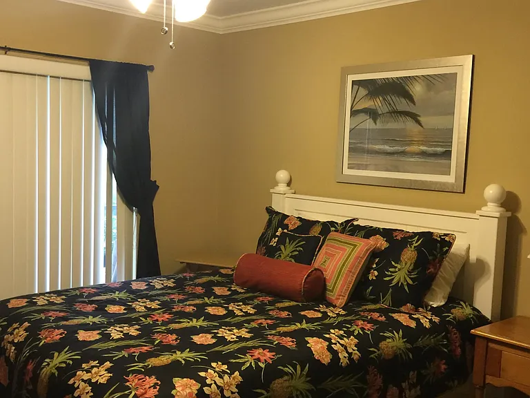 2nd bedroom with queen bed set