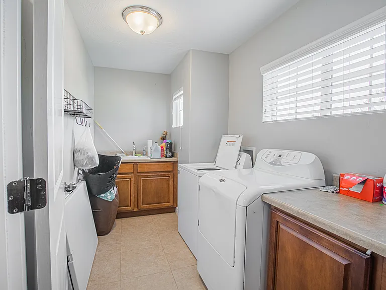 2869 W Chestnut St — Photo 20