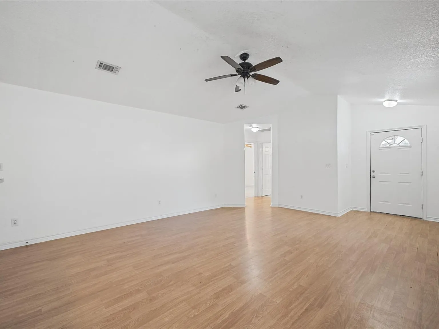 3 bed, 3.0 bath, 2655 sqft, $1,500 — Photo 4