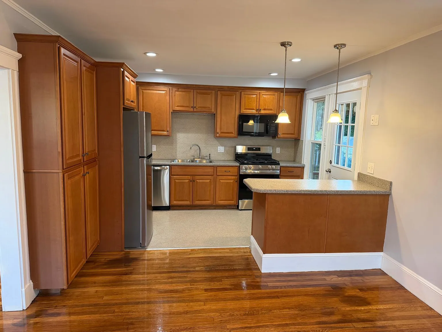 3 bed, 1050 sqft, $3,000 — Photo 4
