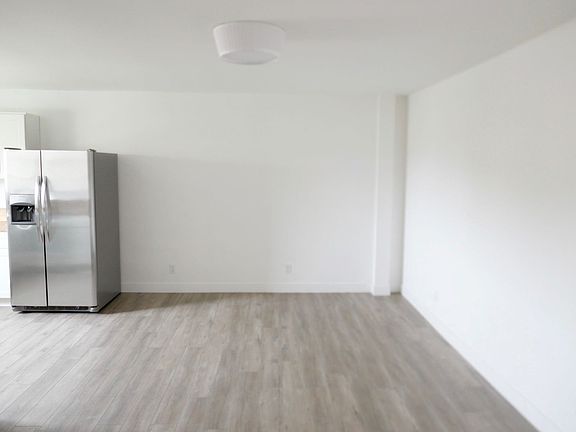 5th image of 923 1/2 W 41st Dr
