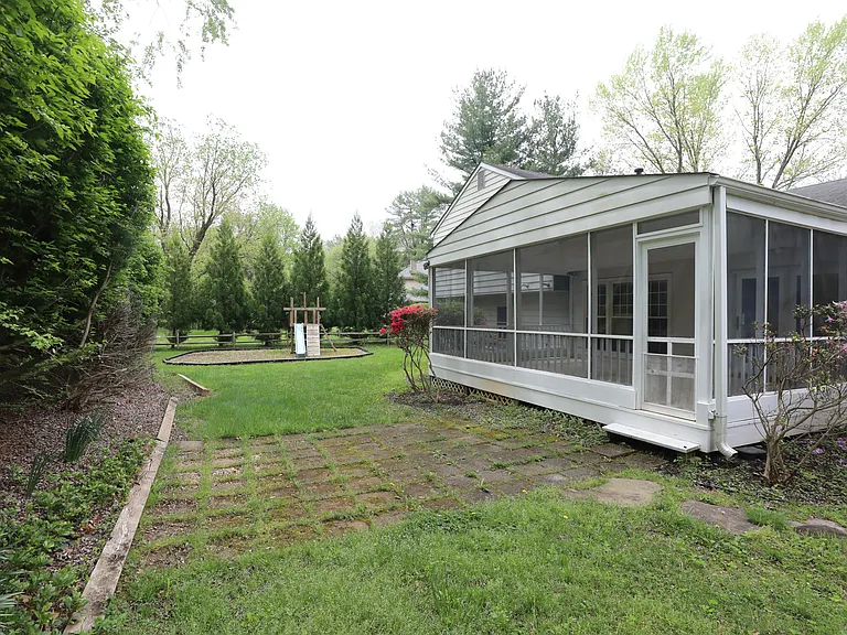 10052 Colebrook Ave — Photo 2