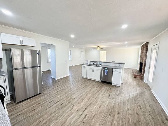 4th image of 1131 Lakeview Dr