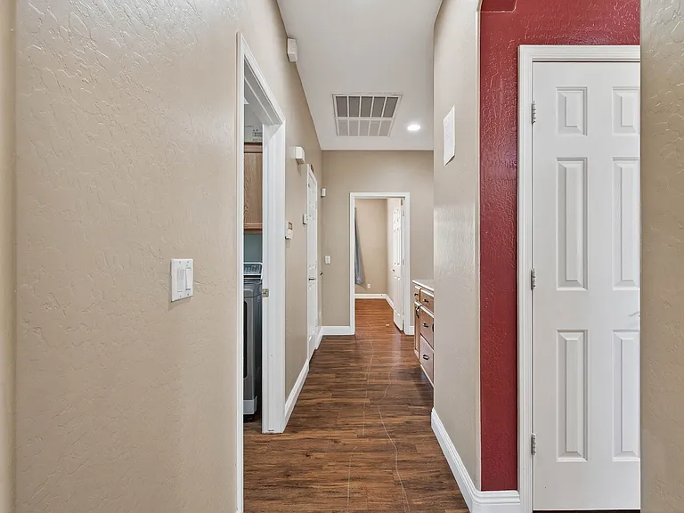 2433 W Ellis St — Photo 40