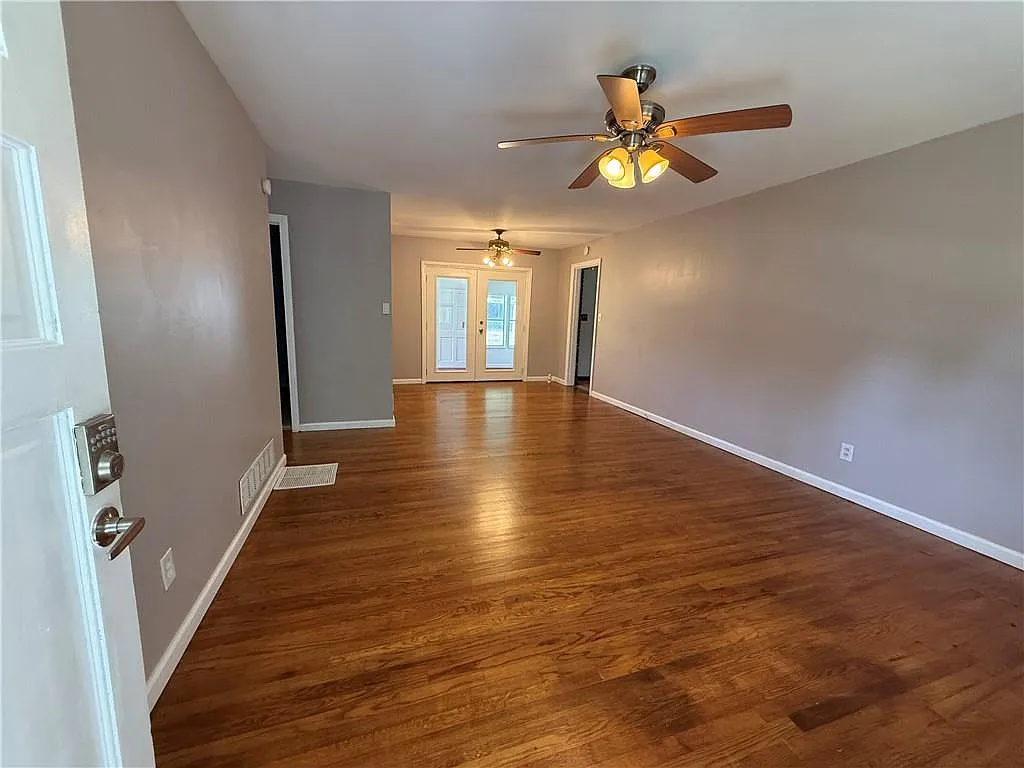 3 bed, 2.0 bath, 1649 sqft, $1,950 — Photo 3