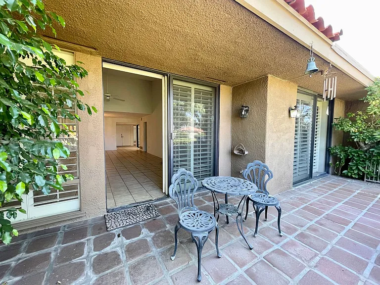 35 Malaga Dr — Photo 1