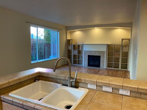 4th image of 472 NE 60th Ave