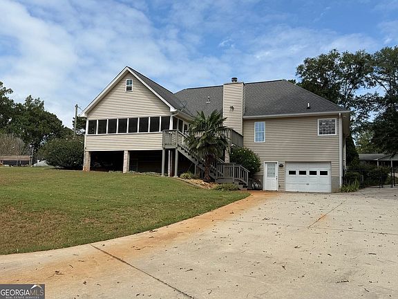 4th image of 3815 Hilldale Rd