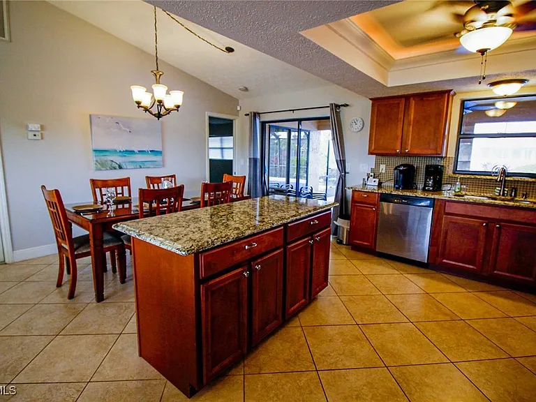 1403 SW 40th Ter — Photo 16
