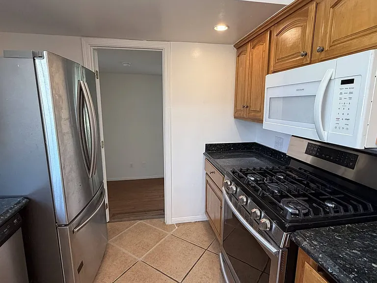 1104 N Frederic St — Photo 30