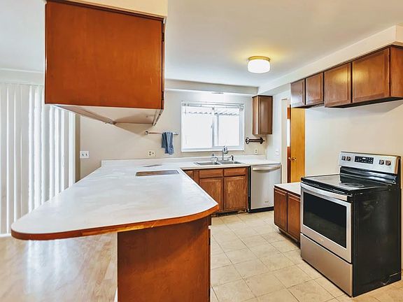 Kitchen. Stainless steel dishwasher, stove and fridge