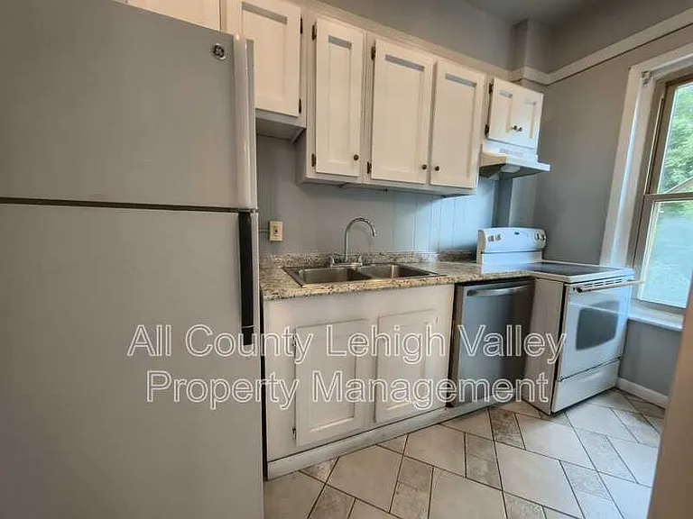 127 N 12th St — Photo 2