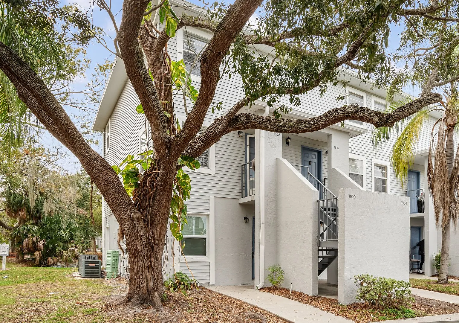 Nice 1 Bed/ 1 Bath in Gated Community with Lakes/Ponds! — Photo 1