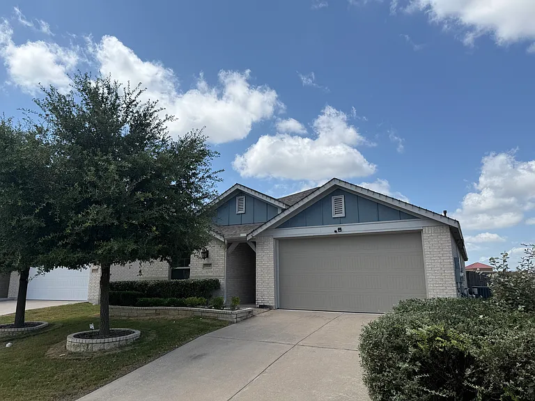 5704 Corsica Loop — Photo 2