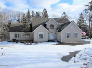 113 Hillside Dr, Hawley, PA 18428