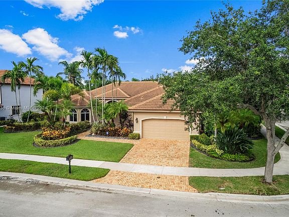 4th image of 2685 Meadowood Dr